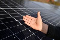 1.	Der Photovoltaik Fachberater bietet seine „helfende Hand“ an. Im Hintergrund sind PV Modulen.