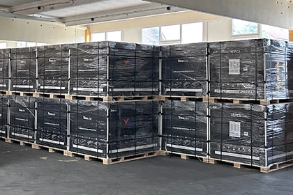 Lagerhalle der Photovoltaikfirma SUNELEMENT GmbH in Bad Wünnenberg, Kreis Paderborn mit verpackten Solarmodulen auf Paletten.